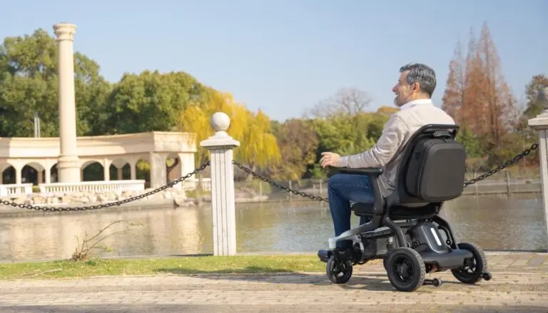 Man rijdt in een ROBOOTER langs het water in een park